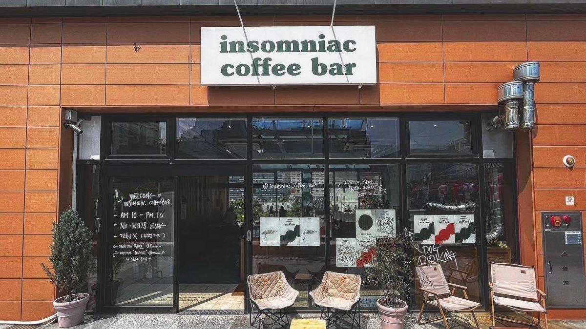 Insomniac Coffee Bar, satu kafe hits di Incheon Korea Selatan yang terkenal estetik dengan kuliner yang unik.