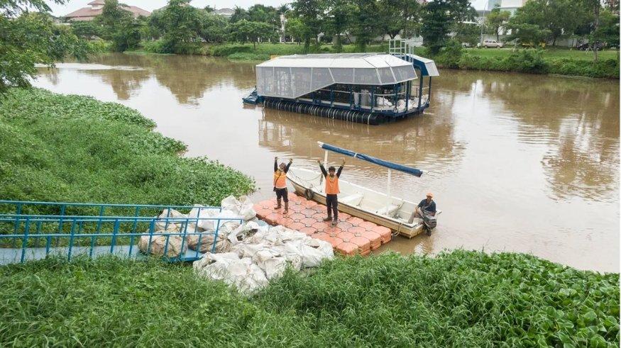Interceptor pertama yang dikerahkan oleh The Ocean Cleanup. Interceptor 001 di Cengkareng Drain, Jakarta, Indonesia.