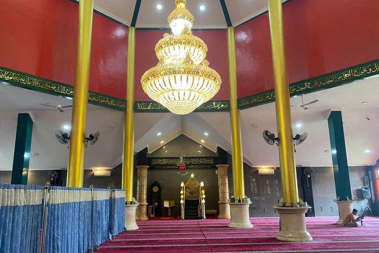 Interior dan fasilitas di dalam Masjid Cheng Hoo Pandaan, Pasuruan, Jawa Timur.