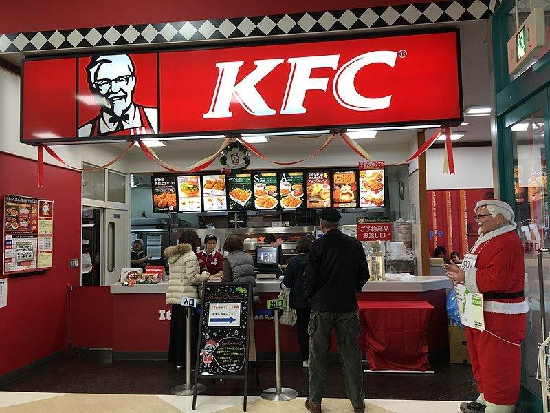 Interior lokasi Kentucky Fried Chicken di Jepang saat Natal