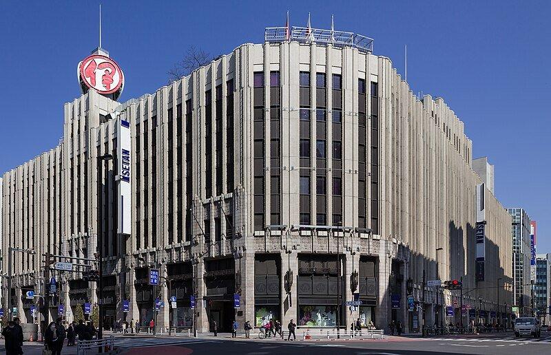 Isetan Shinjuku, satu tempat belanja terbaik di Shinjuku Jepang buat berburu oleh-oleh.