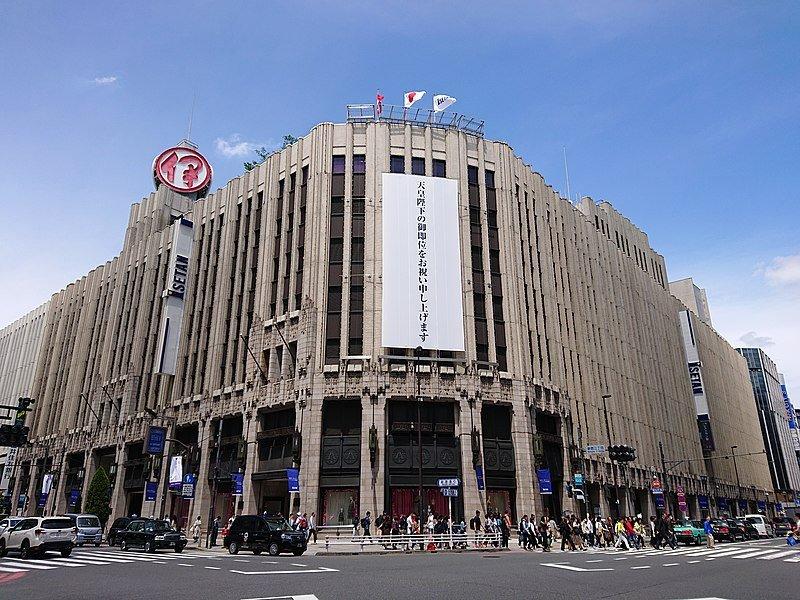 Isetan Shinjuku, satu department store terbaik di Tokyo Jepang buat berburu oleh-oleh.