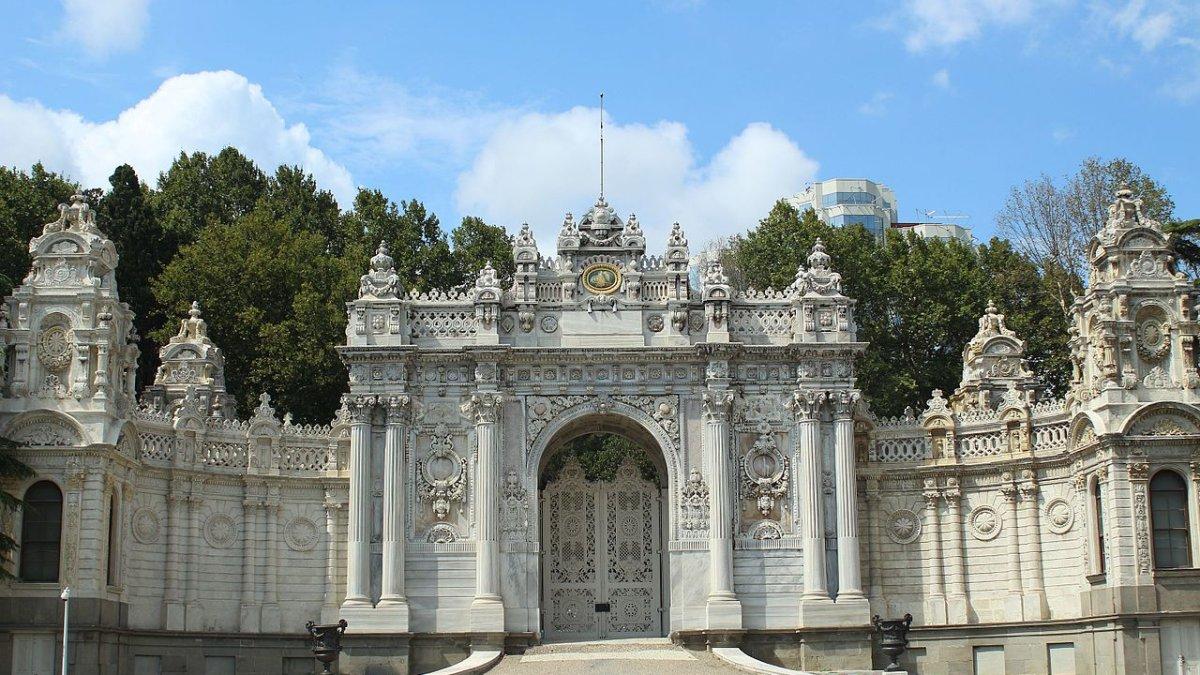 Istana Dolmabahce, satu tempat wisata terbaik di Istanbul Turki buat kamu yang baru pertama kali liburan ke sana.