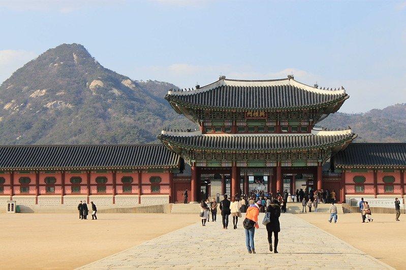 Istana Gyeongbokgung, satu tempat wisata terbaik di Seoul Korea Selatan buat menyaksikan keindahan bunga sakura.