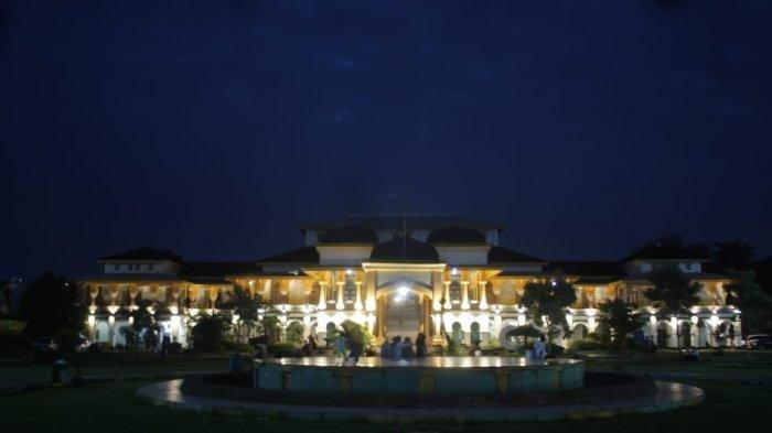 Sejumlah warga Kota Medan, menikmati suasana malam di kawasan Istana Maimun, yang terletak di Jalan Brigjen Katamso, Kota Medan, Kamis (7/4/2024).