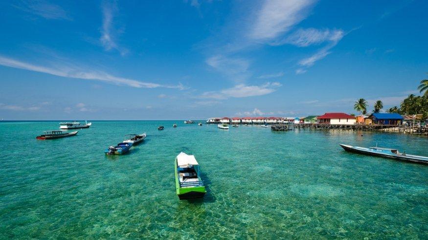 Pesona Pulau Derawan di Kalimantan Timur yang memikat mata.