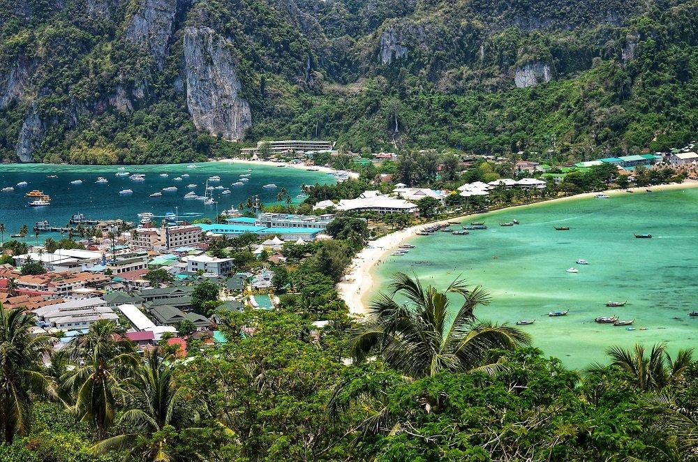 Koh Phi Phi, satu tempat wisata terbaik di Thailand buat merayakan Valentine bersama pasangan.