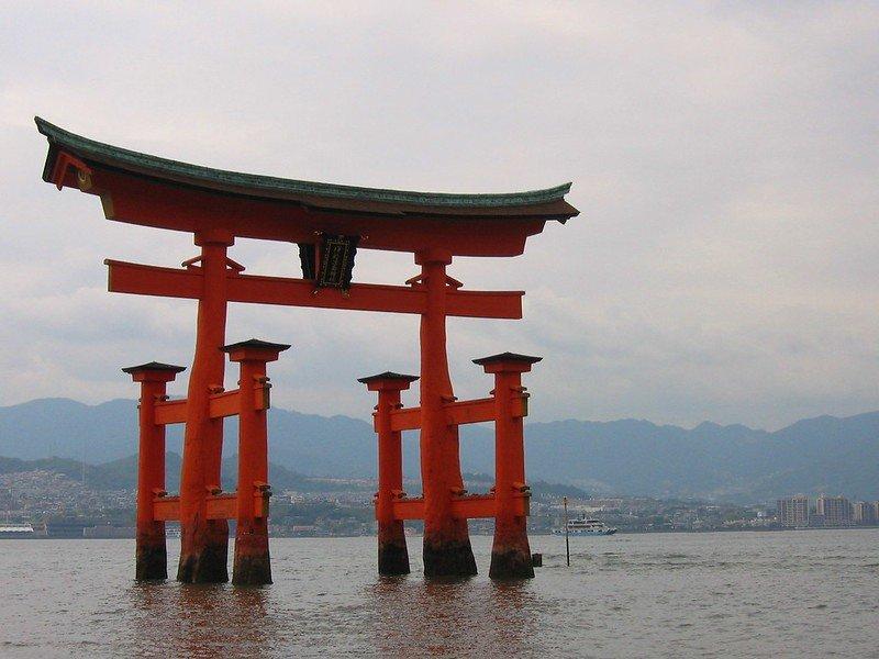 Itsukushima Jinja, satu kuil Shinto terbaik di Jepang untuk merayakan tahun baru.