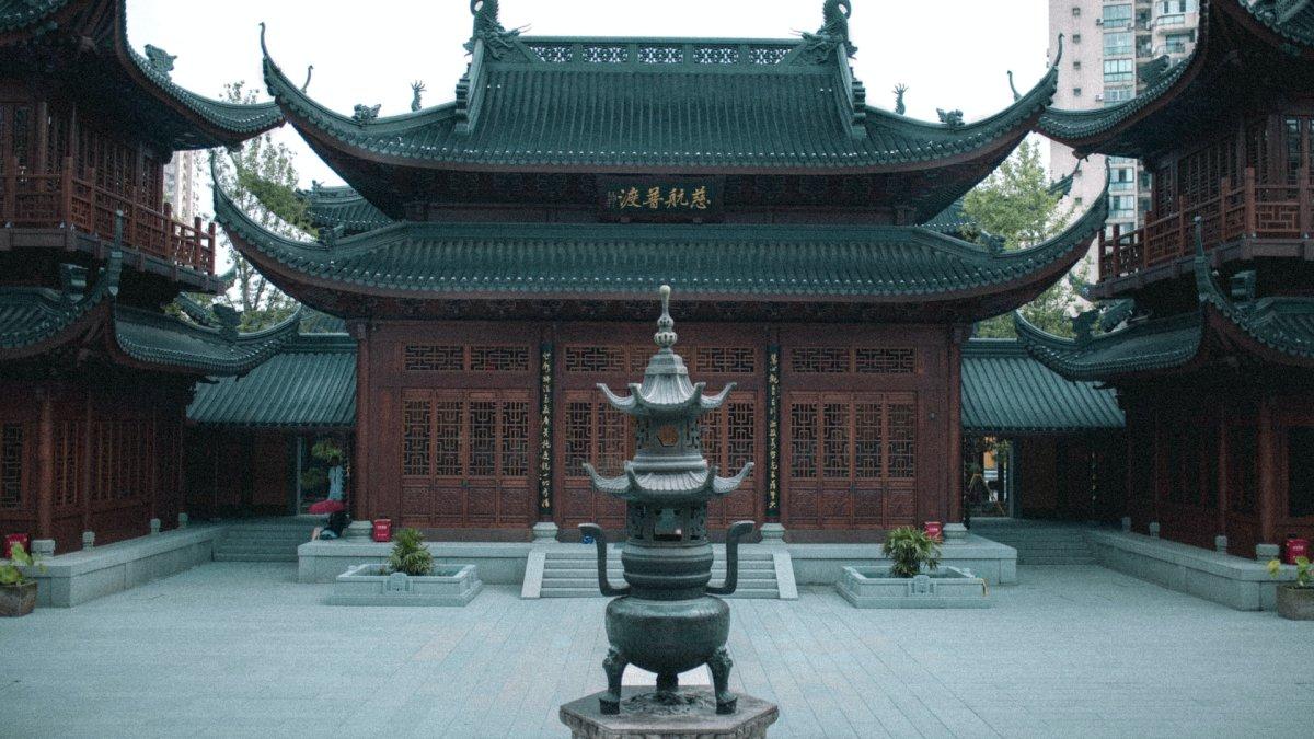 Jade Buddha Temple, satu tempat wisata hits di Shanghai China yang bisa kamu kunjungi saat liburan akhir tahun.