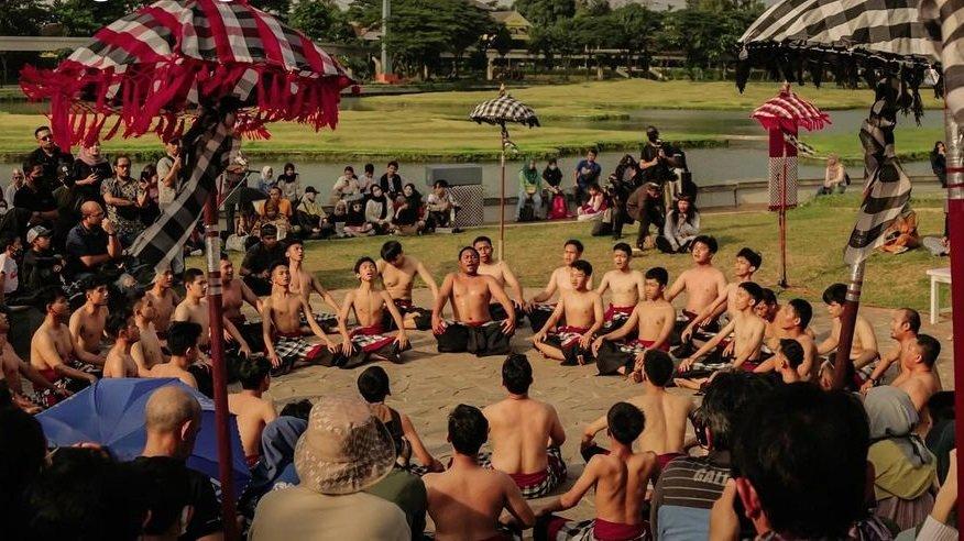 Pertunjukan tari kecak di Taman Mini Indonesia Indah atau TMII, Jalan Taman Mini Indonesia Indah RT 7/RW 2, Ceger, Cipayung, Jakarta Timur, Jakarta..