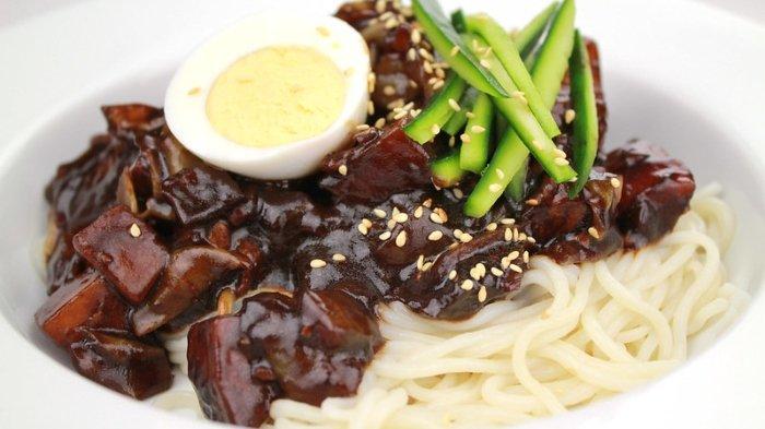 Jajangmyeon, kuliner khas Korea Selatan yang sering hadir dalam drama Korea.