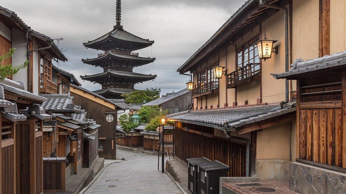 Jalan Yasaka, satu tempat wisata di Kyoto Jepang yang bisa dikunjungi meski dengan bujet terbatas.