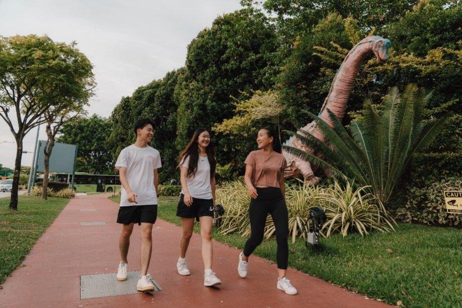 Jalan-jalanlah di Changi Airport Connector di SG60 Charity Walk – semua hasil dari acara tersebut akan disumbangkan ke Community Chest Singapore.