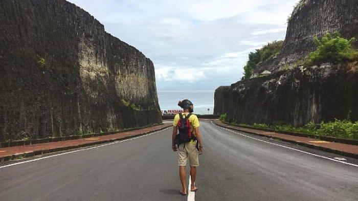Jalanan di Pantai Pandawa yang seakan terlihat seperti membelah tebing kapur menjadi viral di medsos.