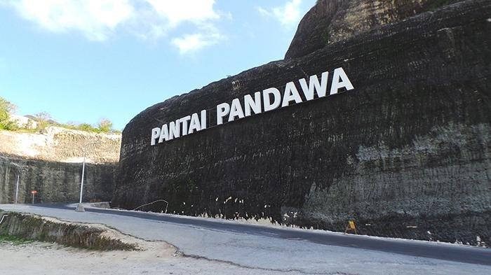 Jalanan di Pantai Pandawa yang membelah tebing kapur menjadi perbincangan hangat.