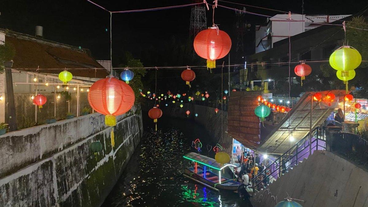 Perahu wisata Grebeg Sudiro 2024 di Solo, Jawa Tengah.