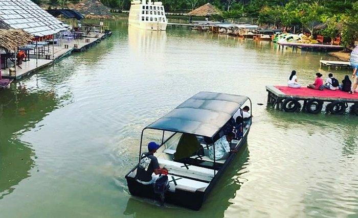 Wisatawan menjajal wahana perahu di Jambi Paradise.