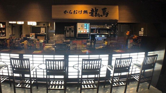 Pengunjung bisa menyanyikan lagu favorit di ruang santai yang menampilkan desain Jepang, dan nikmati berbincang serta berinteraksi dengan orang-orang pencinta musik.
