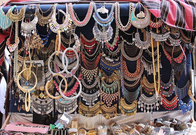 Janpath, satu pasar lokal terbaik di Delhi India buat berburu oleh-oleh
