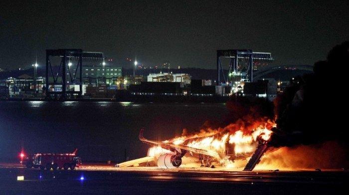 Foto yang disediakan oleh Jiji Press menunjukkan sebuah pesawat Japan Airlines terbakar di landasan Bandara Haneda Tokyo pada 2 Januari 2024.