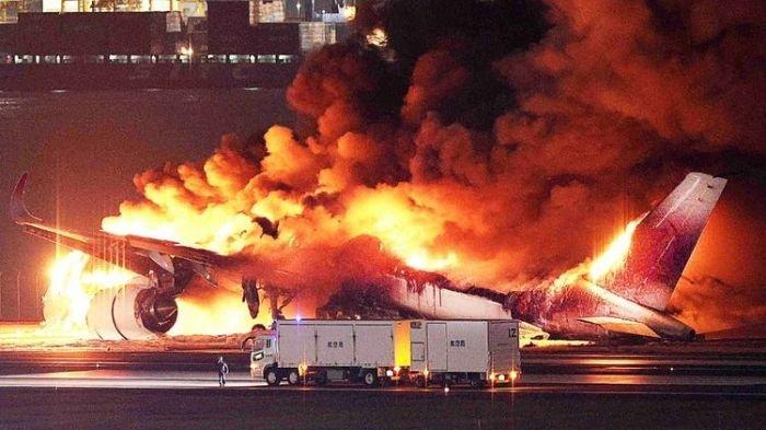 Foto yang disediakan oleh Jiji Press menunjukkan sebuah pesawat Japan Airlines terbakar di landasan pacu Bandara Haneda Tokyo pada Selasa (2/1/2024).