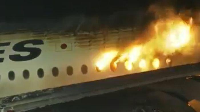 Tangkapan layar video siaran dari Sky News yang menampilkan pesawat Japan Airlines terbakar di Bandara Tokyo pada Selasa (2/1/2024).