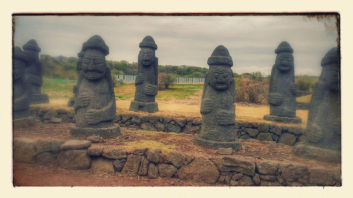 Jeju Stone Park, satu tempat wisata terbaik di Pulau Jeju Korea Selatan.