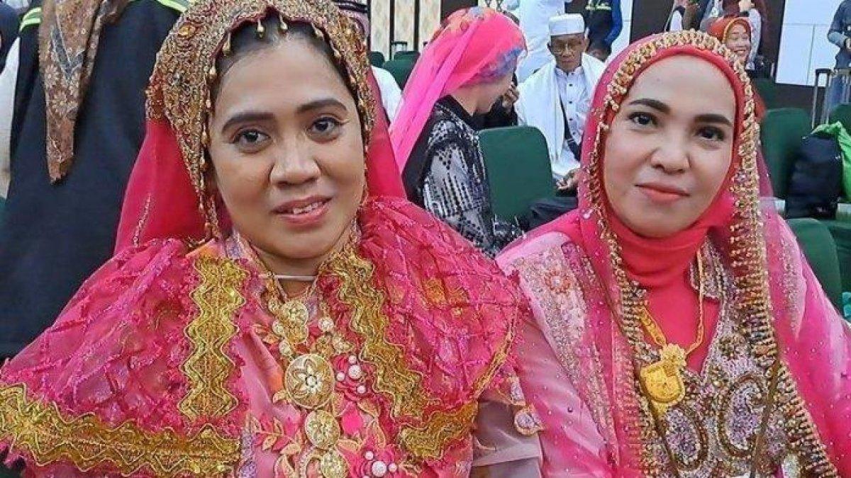 Jemaah haji wanita yang tampil glamor.