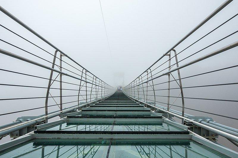 Ilustrasi jembatan kaca.