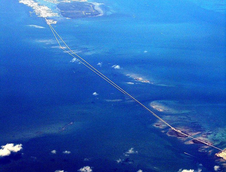 Jembatan Seven Mile, satu destinasi film James Bond yang paling menarik untuk dikunjungi.