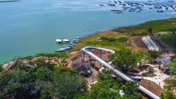 Jembatan kaca Waduk Gajah Mungkur (WGM).