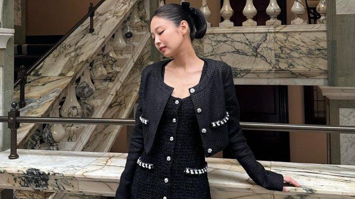 Jennie BLACKPINK saat menghadiri undangan jamuan makan malam mewah di Istana Buckingham Inggris. Viral ekspresi canggung Jennie BLACKPINK saat di depan Raja Charless III ketika diberi penghargaan kenegaraan.