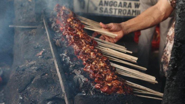 Ji Chang Wook, aktor asal Korea Selatan membagikan foto ketika jajan sate di warung Sate RSPP H. Romli/Pak Muri.