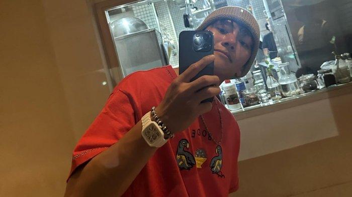Ji Chang Wook, aktor asal Korea Selatan sempat mirror selfie sebelum jajan sate di warung Sate RSPP H. Romli/Pak Muri.