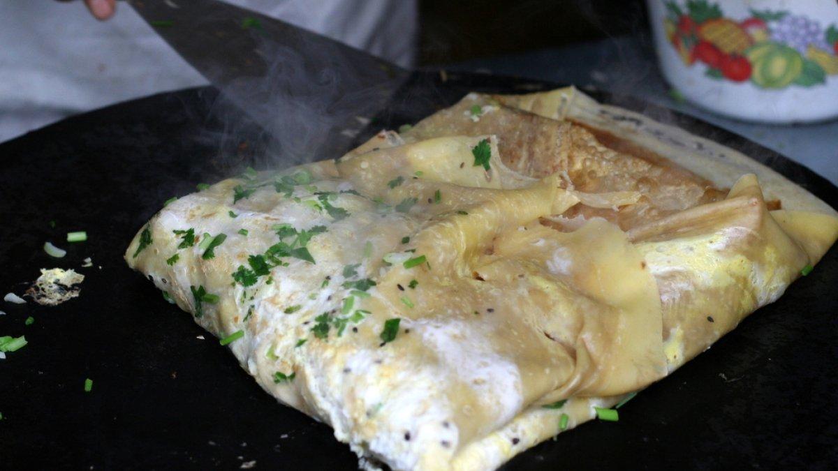 Jianbing, satu sarapan enak dii China yang wajib kamu coba saat liburan ke sana.