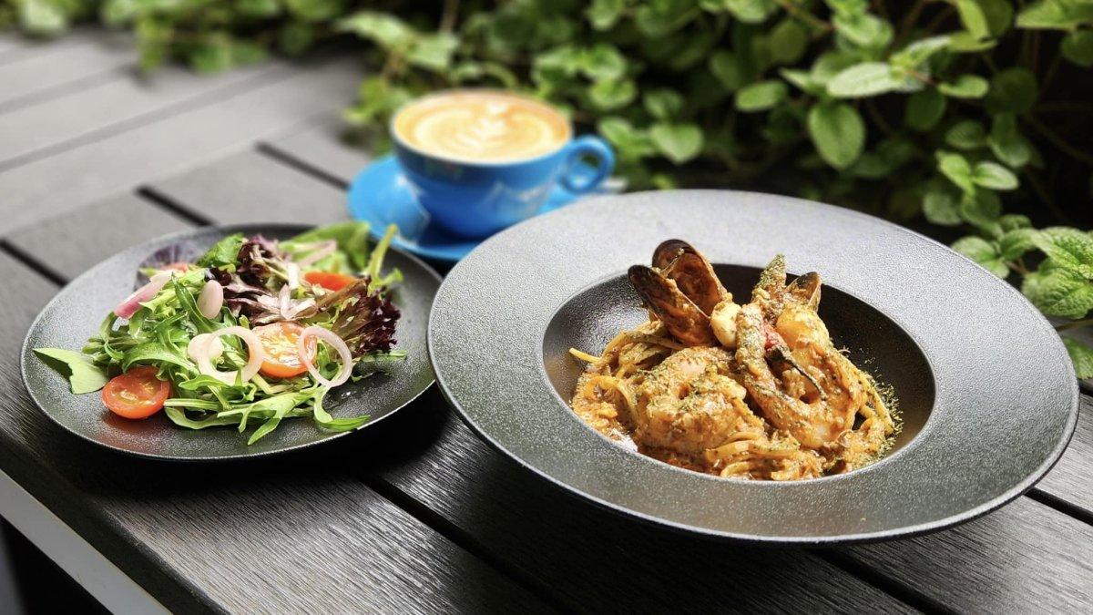 Jimmy Monkey Cafe, satu restoran hits di Paya Lebar Quarter Mall (PLQ) Singapura.