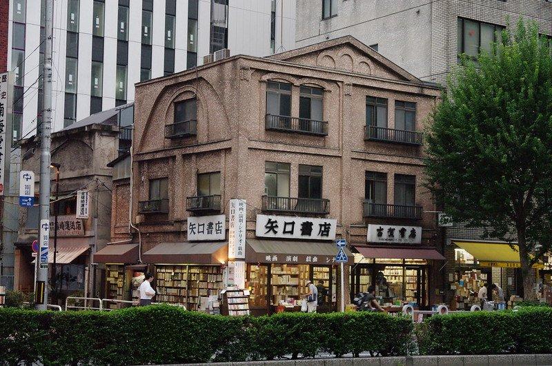 Jinbocho, satu tempat wisata di Tokyo Jepang buat merayakan Valentine romantis bareng pasangan.