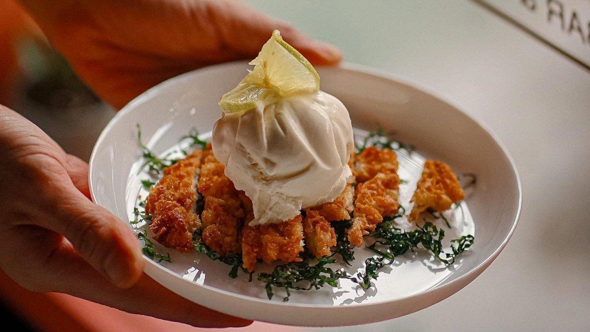 JingJing Ice-cream Bar and Café, satu toko es krim terbaik di Bangkok Thailand yang terkenal dengan tempat estetik dan rasa unik.