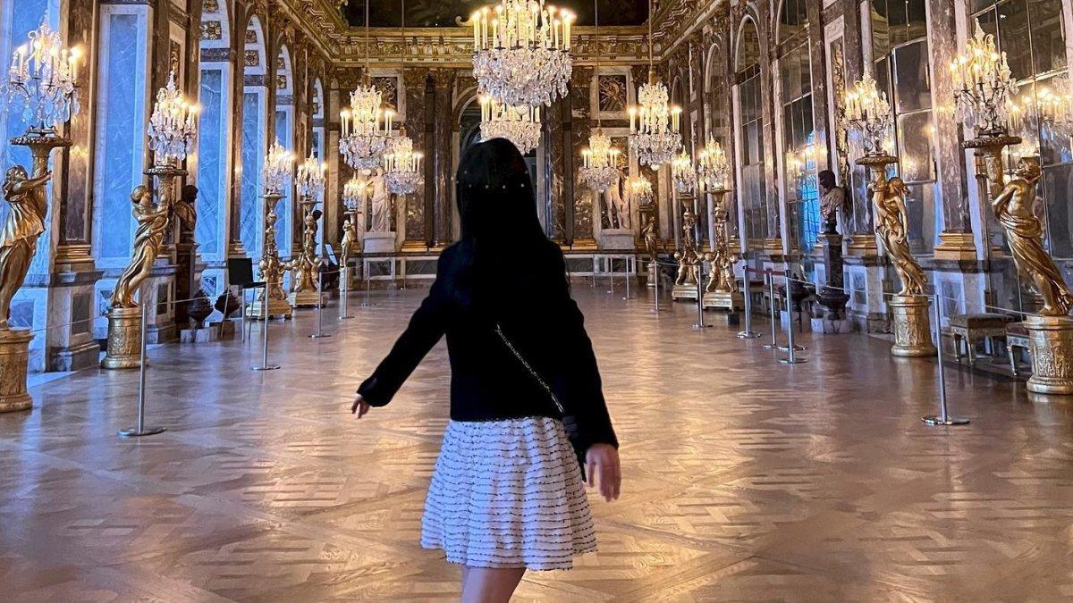 Jisoo BLACKPINK yang berpose di Versailles Palace Prancis