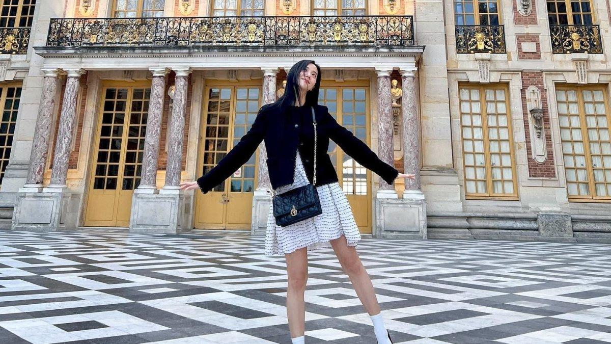 Jisoo BLACKPINK yang berpose di depan Versailles Palace Prancis