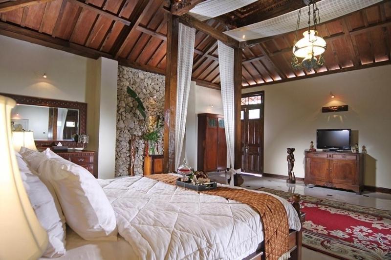 Joglo Plawang Villa & Resort, satu hotel bintang 4 di Kaliurang Jogja dengan tarif inap mulai Rp 100 ribuan.