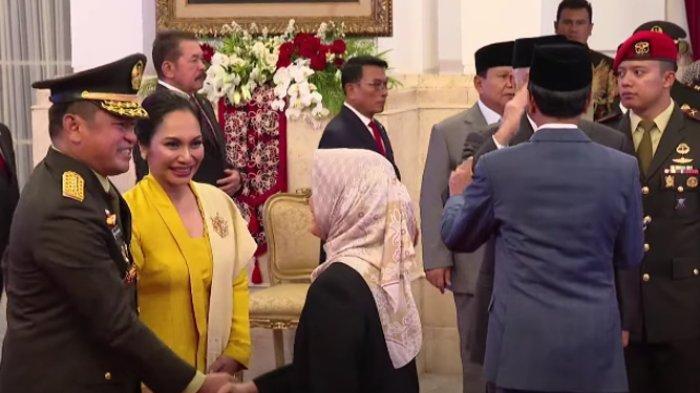 Presiden Joko Widodo turunkan tangan Luhut Binsar Pandjaitan yang beri hormat saat pelantikan KSAD.