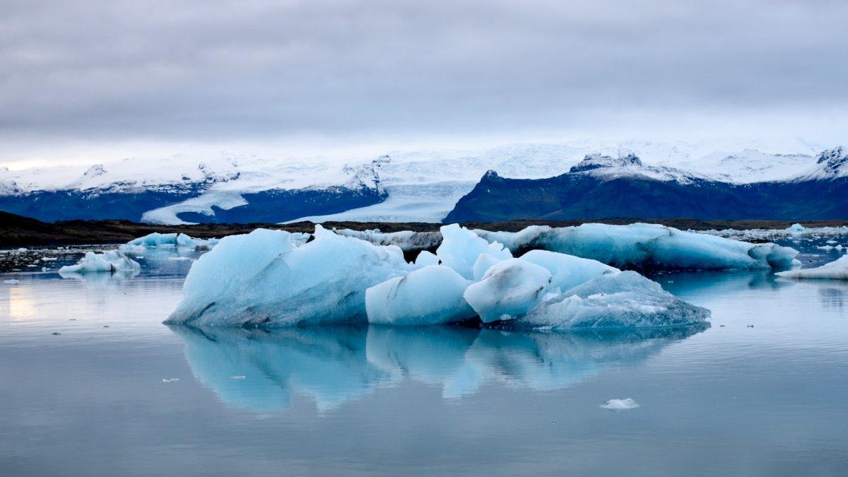 Jokulsarlon, satu destinasi film James Bond yang paling menarik untuk dikunjungi.