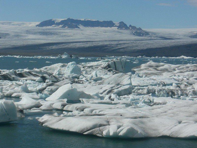 Jokulsarlon, satu pantai terunik di dunia yang wajib kamu kunjungi sekali seumur hidup.