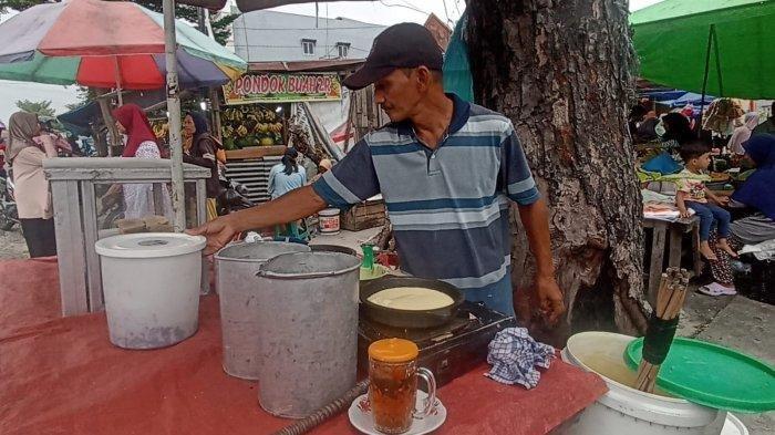 MARTABAK LEGEND - Joni Iskandar pedagang martabak manis legend sedang memasak martabak di tempat usahanya di Pasar Cipta Karya, Pekanbaru, beberapa waktu lalu.
