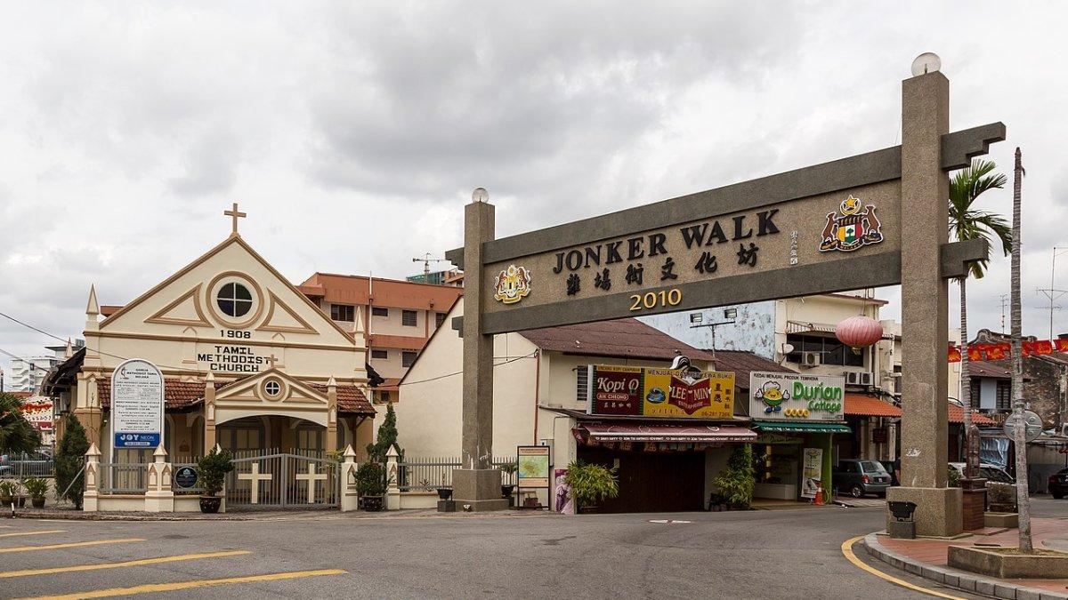 Jonker Street, satu tempat wisata di Melaka Malaysia yang dikenal estetik dan instagenic buat pemburu foto.