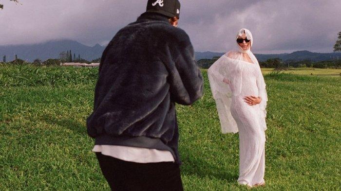 Justin Bieber dan Hailey Bieber pamer baby bump kehamilan anak pertama. Pasangan Justin Bieber-Hailey umumkan kehamilan anak pertama mereka, keduanya langsung foto maternity.