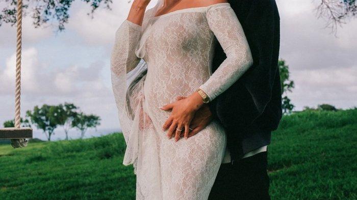 Justin Bieber dan Hailey Bieber pamer baby bump kehamilan anak pertama. Pasangan Justin Bieber-Hailey umumkan kehamilan anak pertama mereka, keduanya langsung foto maternity.
