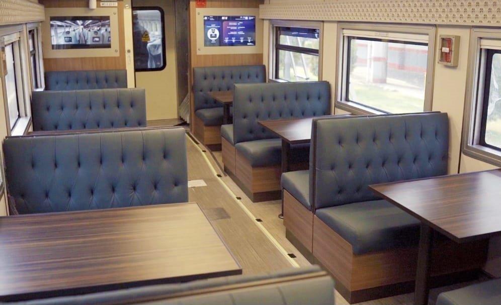 Penampakan kereta api Eksekutif dan Ekonomi Stainless Steel New Generation.