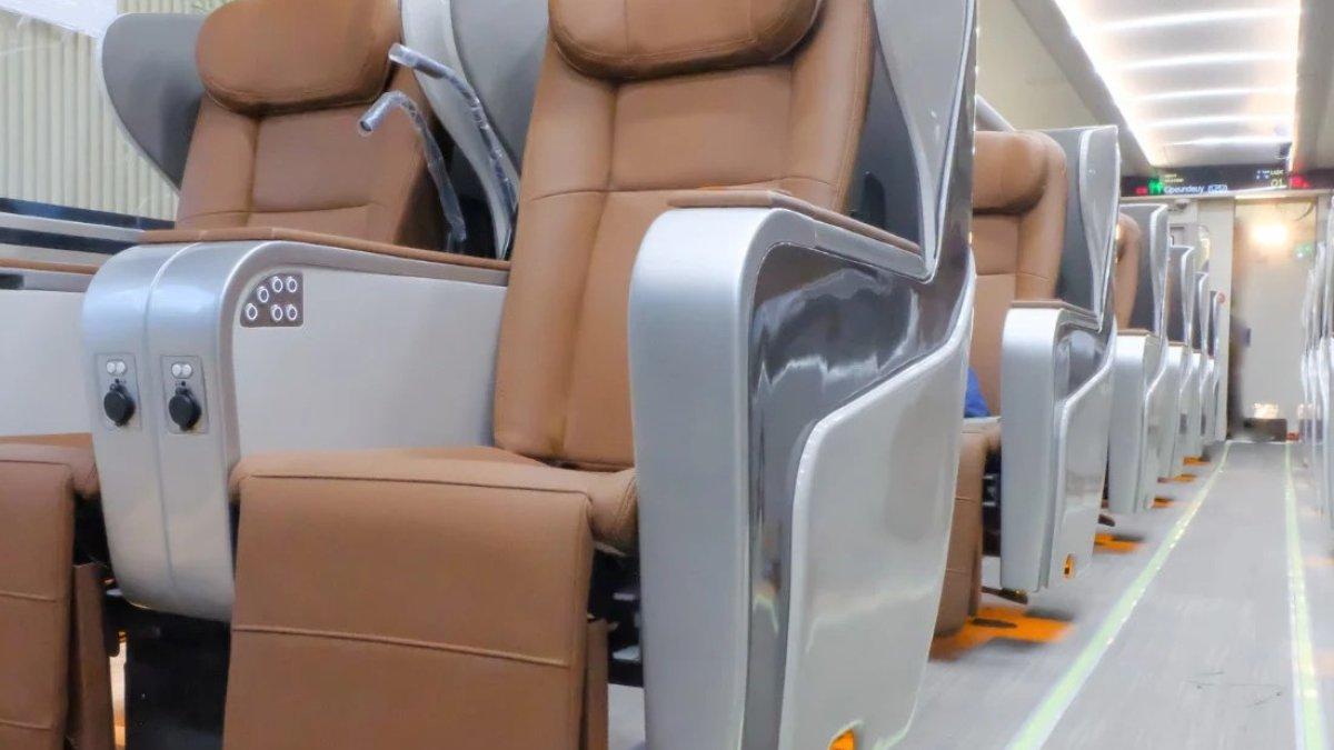 PT Kereta Api Indonesia (Persero) mengoperasikan KA Argo Lawu relasi Gambir – Solo Balapan pp dengan menggunakan jenis Kereta Eksekutif New Generation dan Kereta Luxury New Generation,